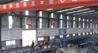 春節期間高速公路工程建設者用電動葫蘆吊運板材